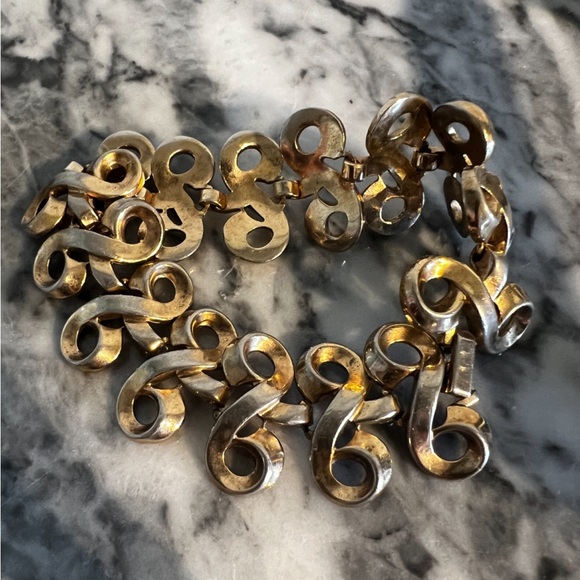 1960s Trifari Gold Tone Swirl Bracelet Fold Over clasp closure - Picture 6 of 14